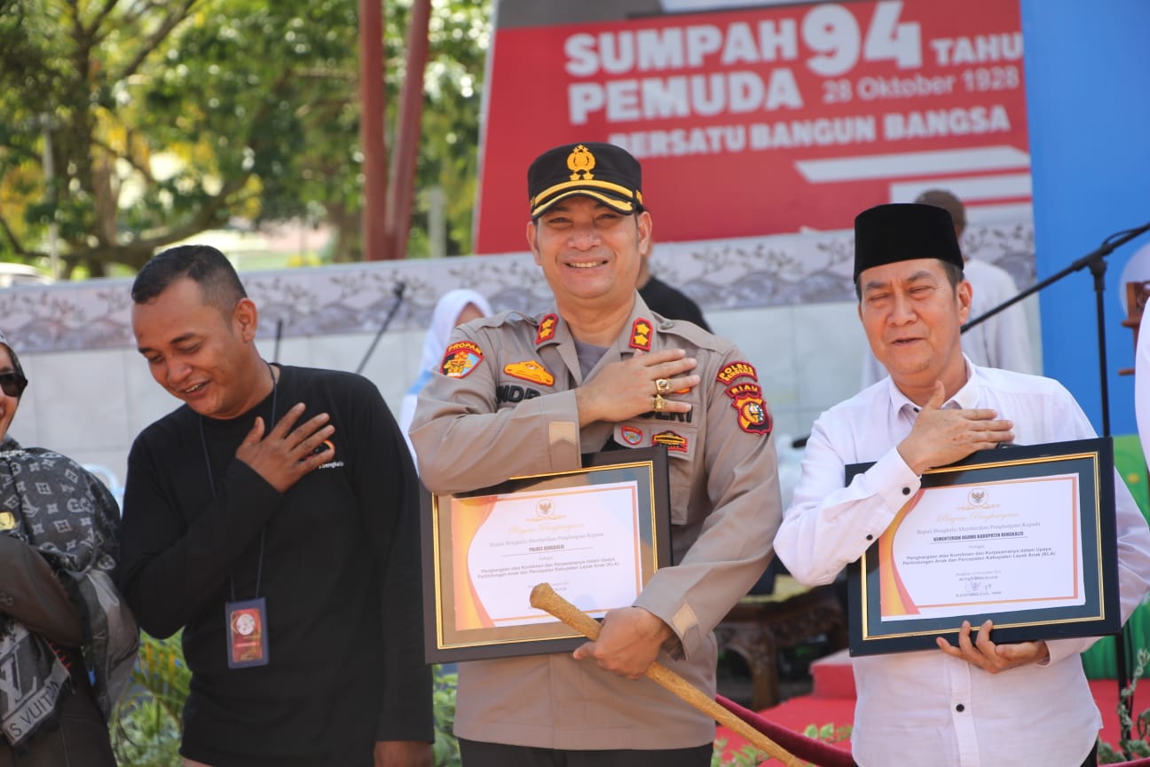 Kapolres Bengkalis AKBP Indra Wijatmiko,S.I.K Terima Penghargaan Di Hari Anak Nasional Dari Pemerintah Kabupaten Bengkalis